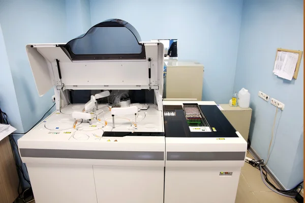 Testing blood samples in laboratory — Stock Photo, Image