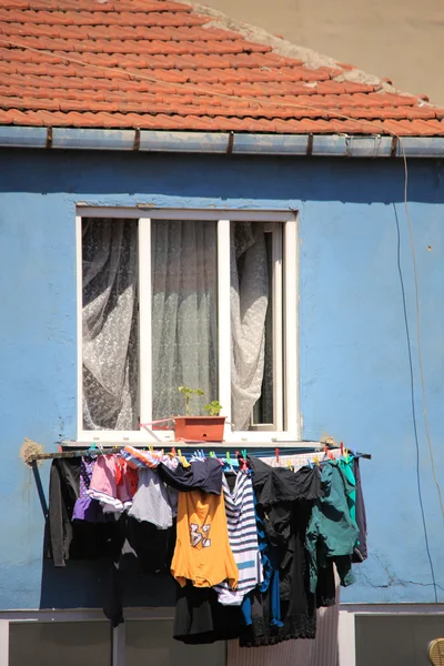 Wäschetrocknen im türkischen Ghetto in Istanbul — Stockfoto