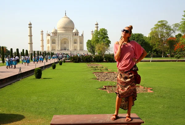 Kaukasische Frau am Taj Mahal — Stockfoto