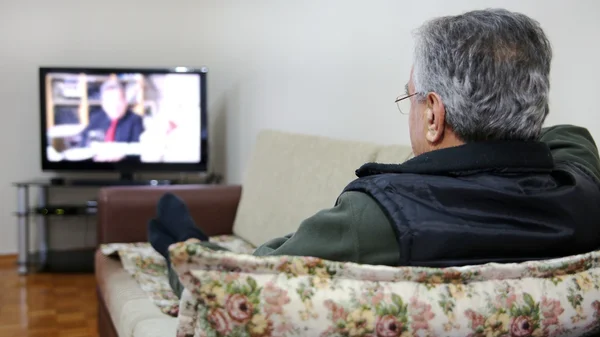 Senior mannen tittar på tv — Stockfoto