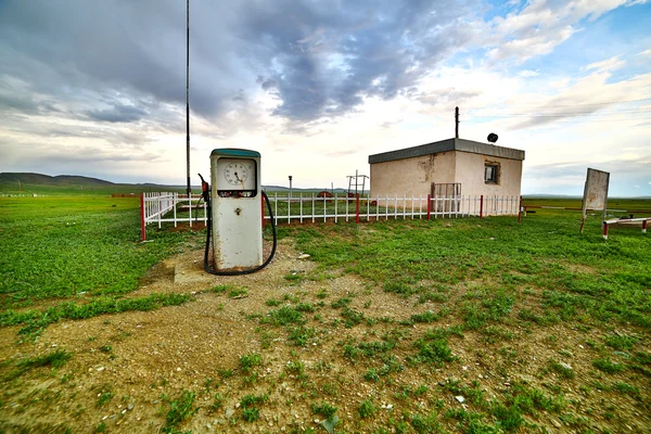 Outo bensa-aseman pumppu, mongolia — kuvapankkivalokuva