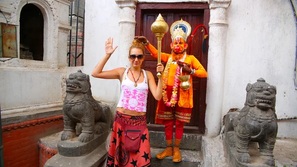 Homem vestindo traje Hanuman e menina turista — Fotografia de Stock