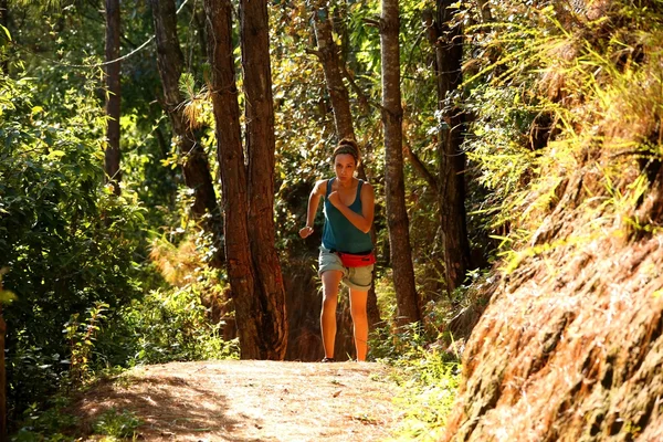 Menina sexy correndo ao longo de caminho estreito na floresta — Fotografia de Stock
