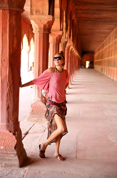 Donna caucasica a Taj Mahal — Foto Stock
