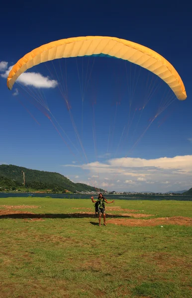 Parapente sobre Pokhara, Nepal — Foto de Stock