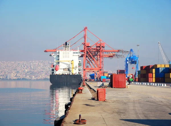 Vrachtschip, afgemeerd in de haven — Stockfoto