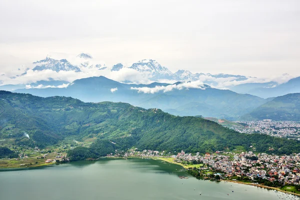 Vista do lago Pokhara com Annapurna no fundo, Nepal — Fotografia de Stock