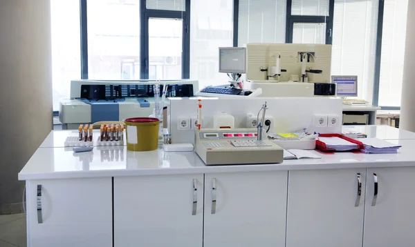 Testing blood samples in laboratory — Stock Photo, Image