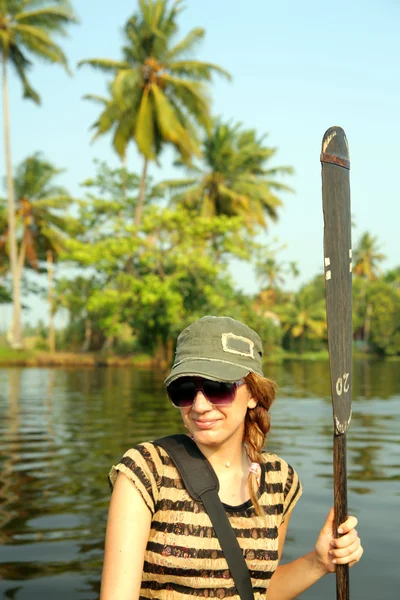 Menina turística na canoa em kerala — Fotografia de Stock