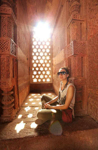 Kaukasische toeristische meisje op qutb minar, new delhi — Stockfoto