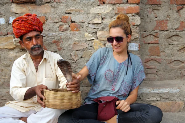 India Cobra encantador y turista chica —  Fotos de Stock