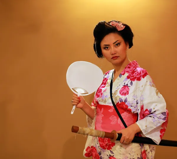 日本的艺妓武士用橙色背景上的剑 — 图库照片