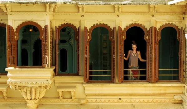 Turista feminina no Palácio de Udaipur Fotografia De Stock