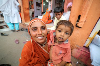 Jaipur, Hindistan - Nisan, 2013: Hintli anne ve çocuk