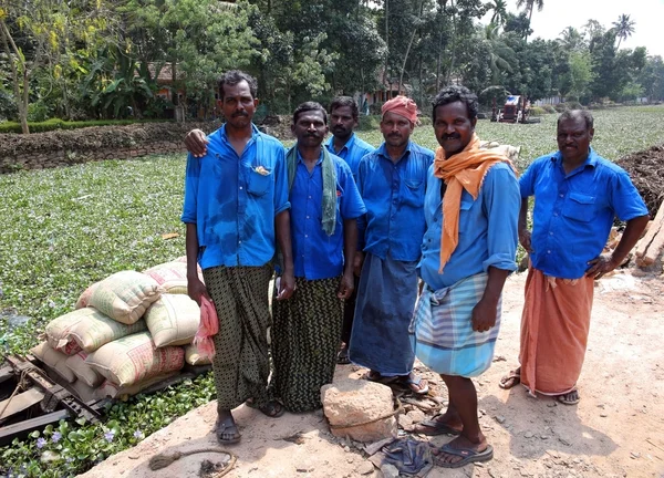 ALLEPPEY, INDIA - MARCH 2013: workers at Kerala Backwaters — Stock Photo, Image