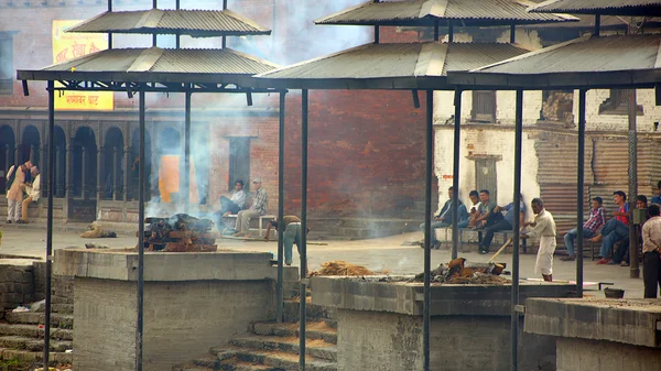 KATHMANDU, NEPAL - ИЮНЬ 2013: кремация в храме Пашупатинатхи — стоковое фото