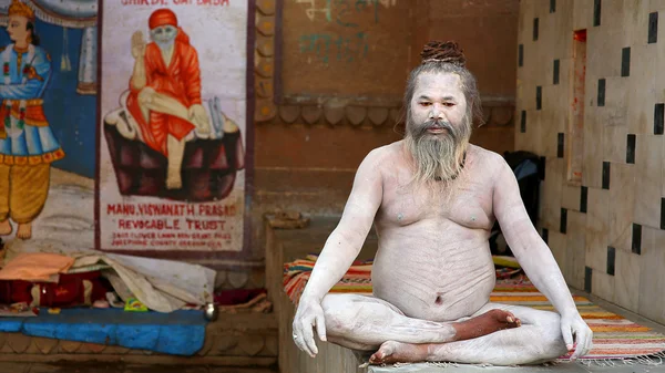 Varanasi, india - kan 2013: naakte sadhoe poseren — Stockfoto