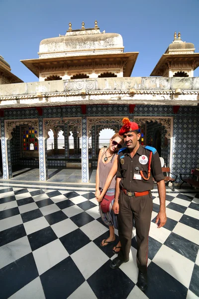 Udaipur, rajasthan, india - april 2013: vrouwelijke toeristische, stad pa — Stockfoto