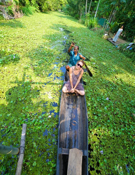 Kerala, Indien - april 2013: kanot på alleppey backwaters — Stockfoto