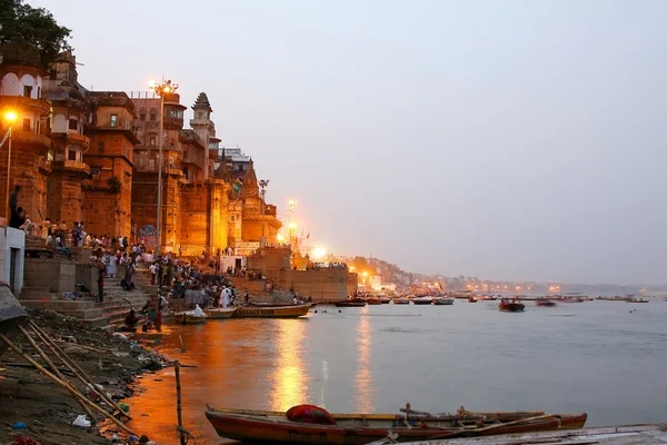 Varanasi, Hindistan - Mayıs 2013: Ganj Nehri tarafından her gün sahne