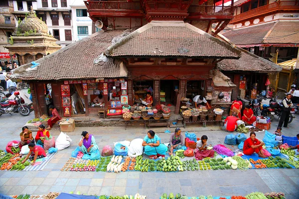 Kathmandu, nepal - juni 2013: alltagsszene am durbar platz — Stockfoto