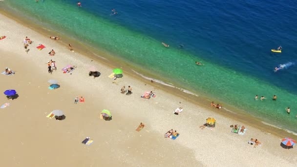 Pessoas nadando no mar — Vídeo de Stock