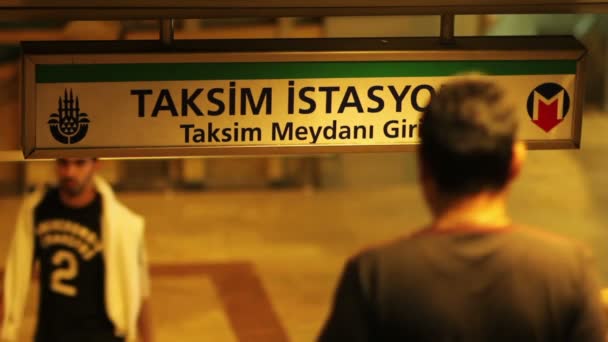 Insanlar metro adımlar — Stok video