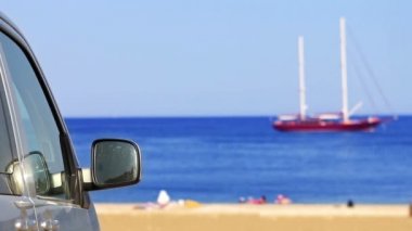 yelkenli tekne görünümü ile araba