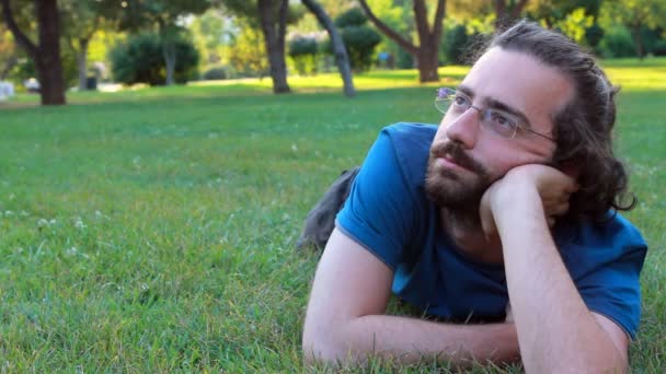 Chlap myslí na trávě — Stock video