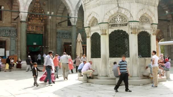 Сокращение в исторической мечети — стоковое видео