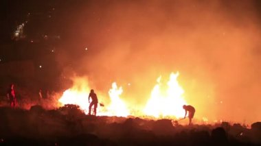 İtfaiyeciler, gece orman yangını