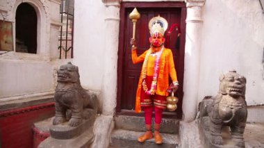 adam giyen hanuman kostüm
