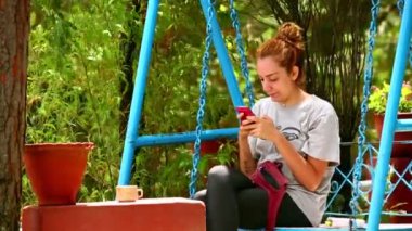 salıncak üzerinde turist