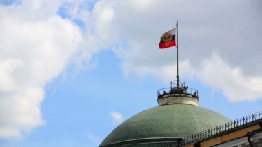 Rus bayrağı Kremlin kubbe üzerinde uçan