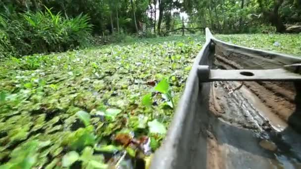 Boot vooruitbrengt op kanaal — Stockvideo