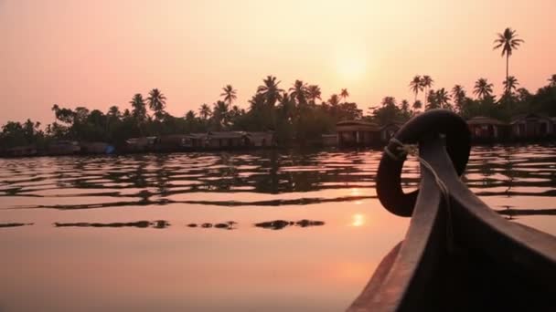 Perahu bergerak di sepanjang kanal — Stok Video