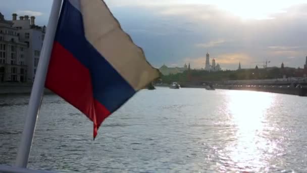 Passeio de barco no Kremlin — Vídeo de Stock