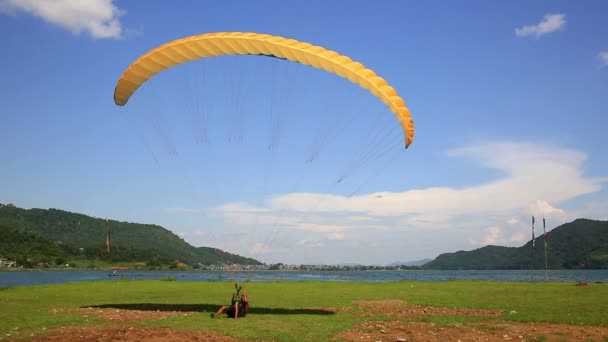 Paragliding — Stockvideo