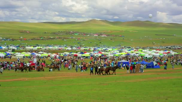 Kleurrijke menigte op naadam festival gebied — Stockvideo