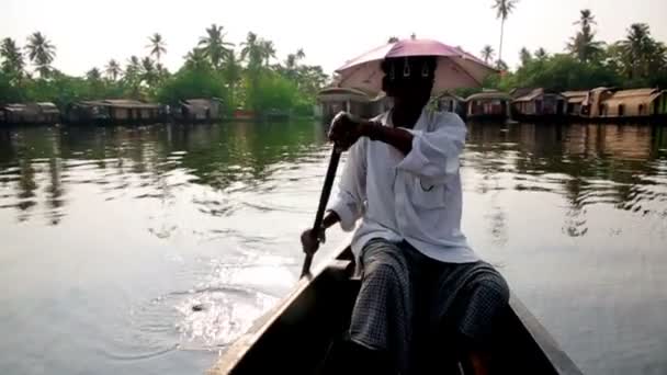 Man peddelen op kanaal — Stockvideo