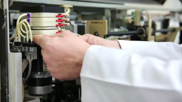 Подготовка лабораторного оборудования — стоковое видео