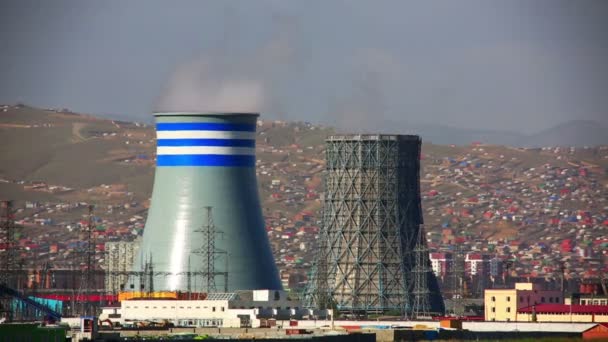 Elektriciteitscentrale en ulaanbaatar stadsgezicht — Stockvideo