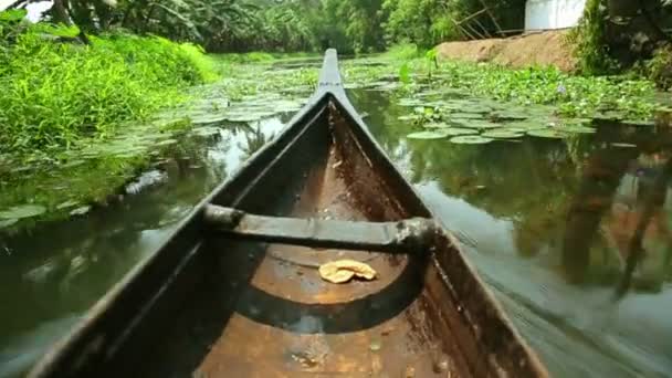 Bateau circulant le long du canal — Video