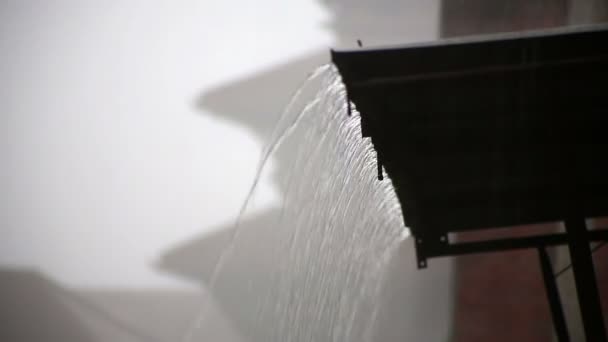 비 지붕의 떨어지는 물 — 비디오