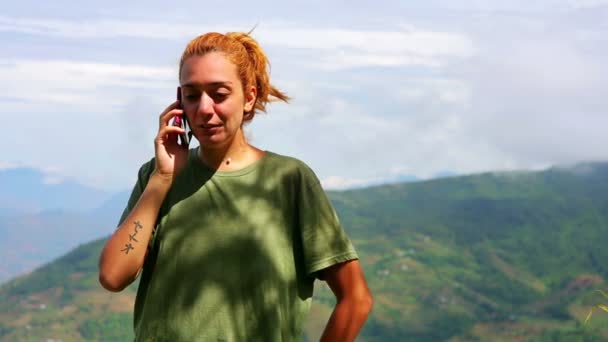 Turista usando teléfono móvil — Vídeos de Stock