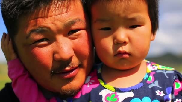 Hombre mongol con su hija — Vídeos de Stock
