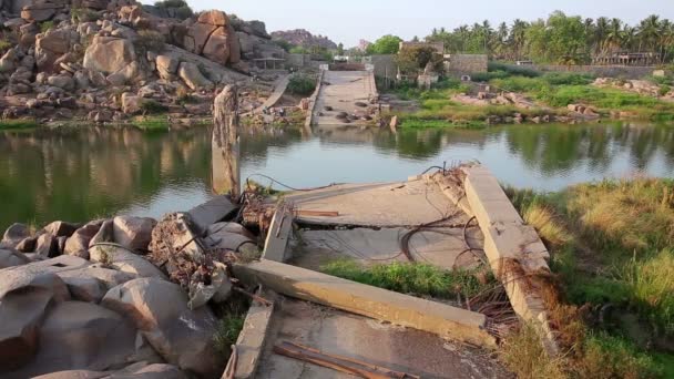 Разрушенный мост — стоковое видео