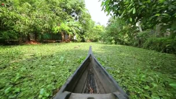 Boot bewegt sich auf Kanal — Stockvideo