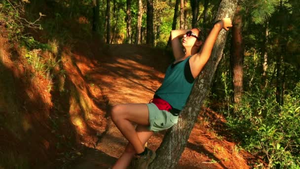 Girl leaning tree — Stock Video