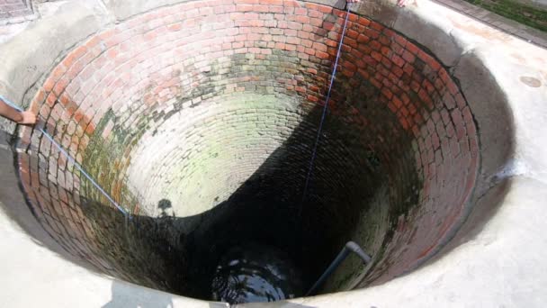 Tirando de contenedores de agua — Vídeo de stock